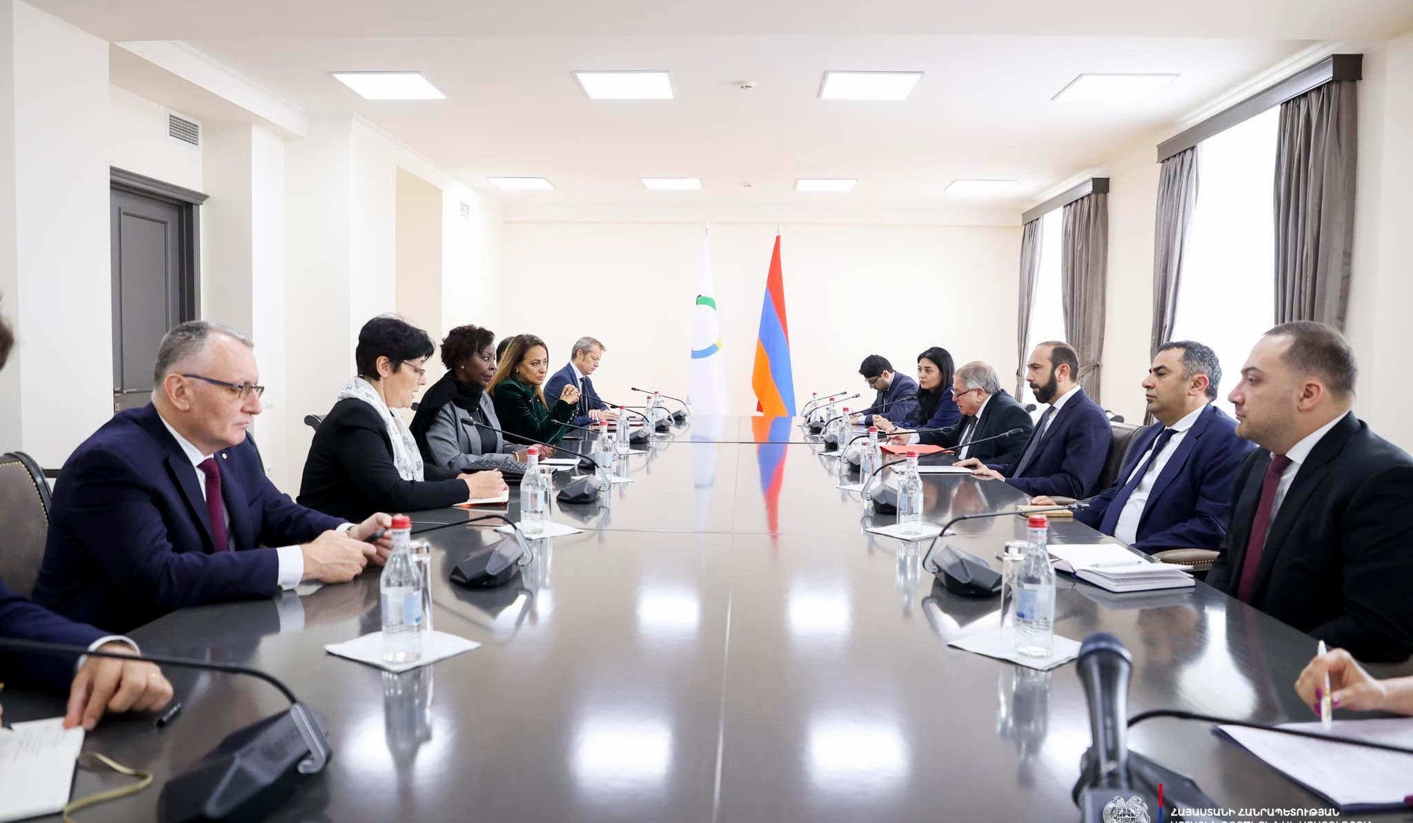 ԱԳՆ-ում մեկնարկել է Միրզոյանի և Մուշիկիվաբոյի՝ ընդլայնված կազմով հանդիպումը