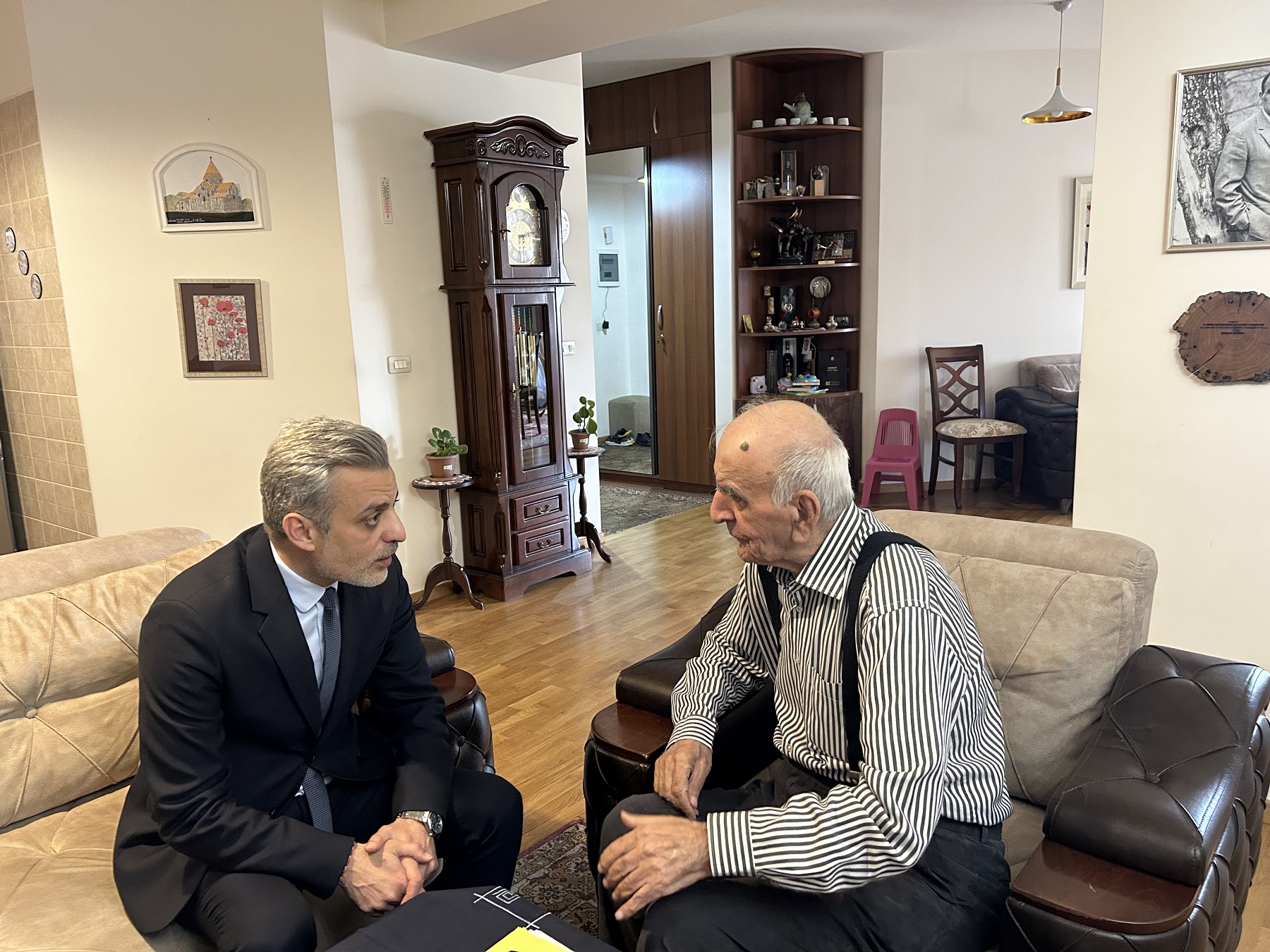 ԿԳՄՍ փոխնախարարն այցելել է Փելեշյանի բնակարան՝ շնորհավորելու նրա 86-ամյակը
