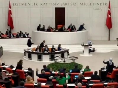 Скончался турецкий депутат, потерявший сознание во время выступления в парламенте