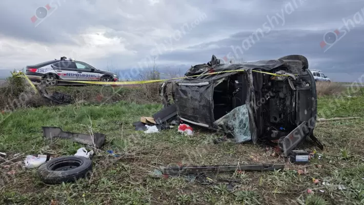 Երասխի ճանապարհին «Hyundai Tucson»-ը դուրս է եկել երթևեկելի գոտուց, մի քանի պտույտ գլորվելով կողաշրջված հայտնվել դաշտում․ կան վիրավորներ