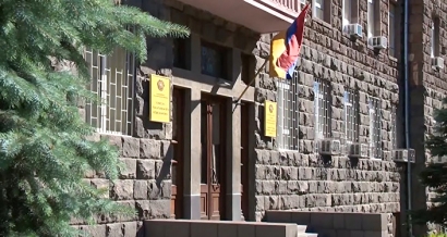 Երևանում 41-ամյա քաղաքացին գիշերը ԱԱԾ շենքի մուտքի դիմաց սպառնացել է, որ ինքնահրկիզվելու է