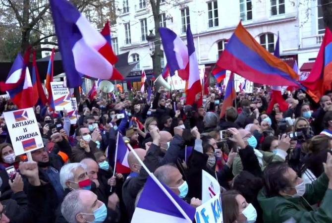 Հայերը Փարիզում բողոքի ակցիայով պահանջում են ճանաչել Արցախի անկախությունը