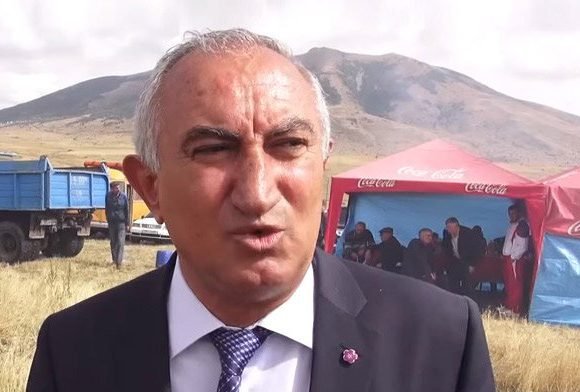 Սարգիս Սահակյանը ՀՀԿ-ական է, բայց ՔՊ-ականներին է գովերգում. «Հրապարակ»