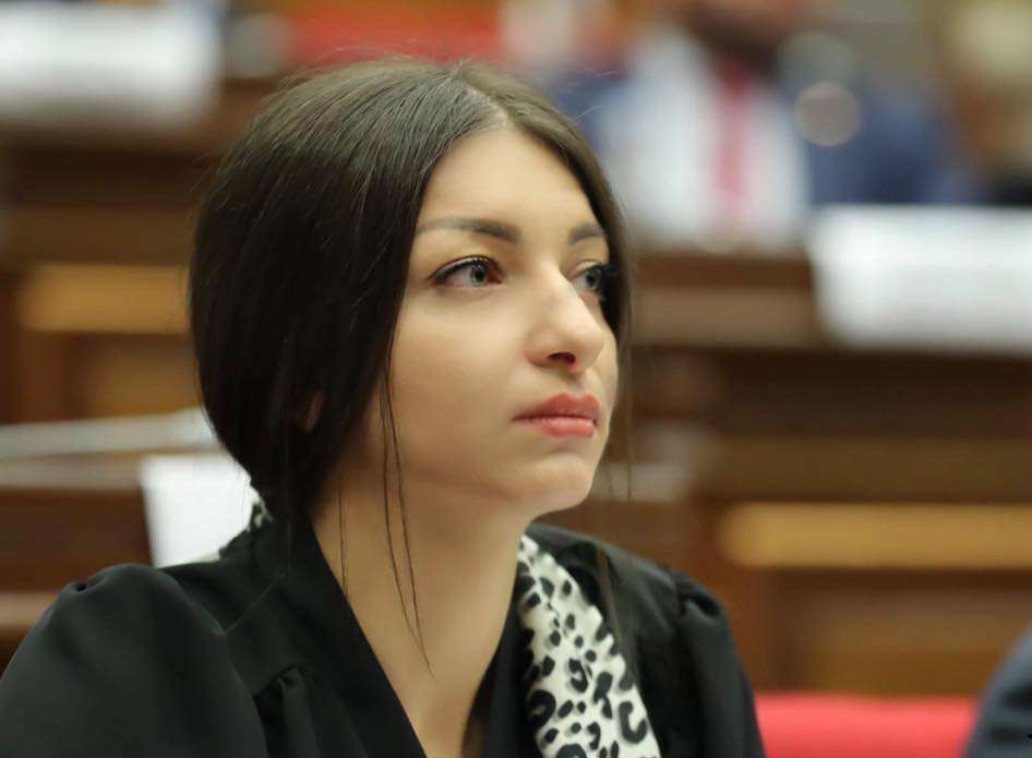 «Նատարիուս, հետո` զագս». Մենք նույն բանն ենք ասում. Հասմիկ Հակոբյանը՝ Սերգեյ Բագրատյանին