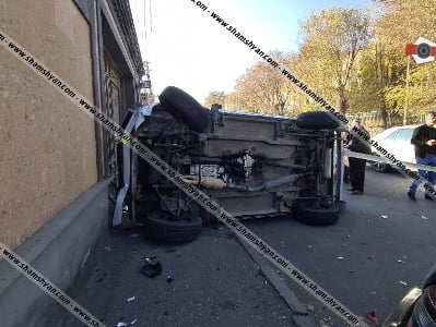 Միքայելյան վիրաբուժության ինստիտուտի դիմաց Niva-ն բախվել է կայանված Mercedes-ին և կողաշրջվել