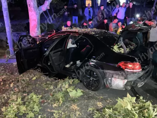 Ողբերգական ավտովթար Երևանում. Լենինգրադյան փողոցում՝ «Եվրոպա» ռեստորանային համալիրի դիմաց, Mercedes-ը բախվել է ծառին. կան մեկ զոհ, մեկ վիրավոր