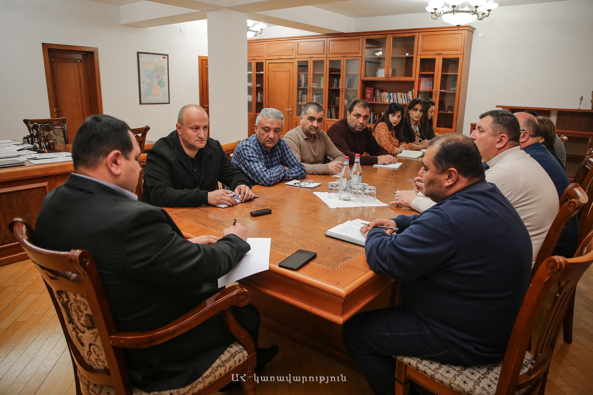 Պետք է թեթևացնել սոցիալապես անապահով քաղաքացիների կոմունալ ծառայությունների դիմաց ձևավորվող բեռը. ԱՀ պետնախարարը խորհրդակցություն է հրավիրել