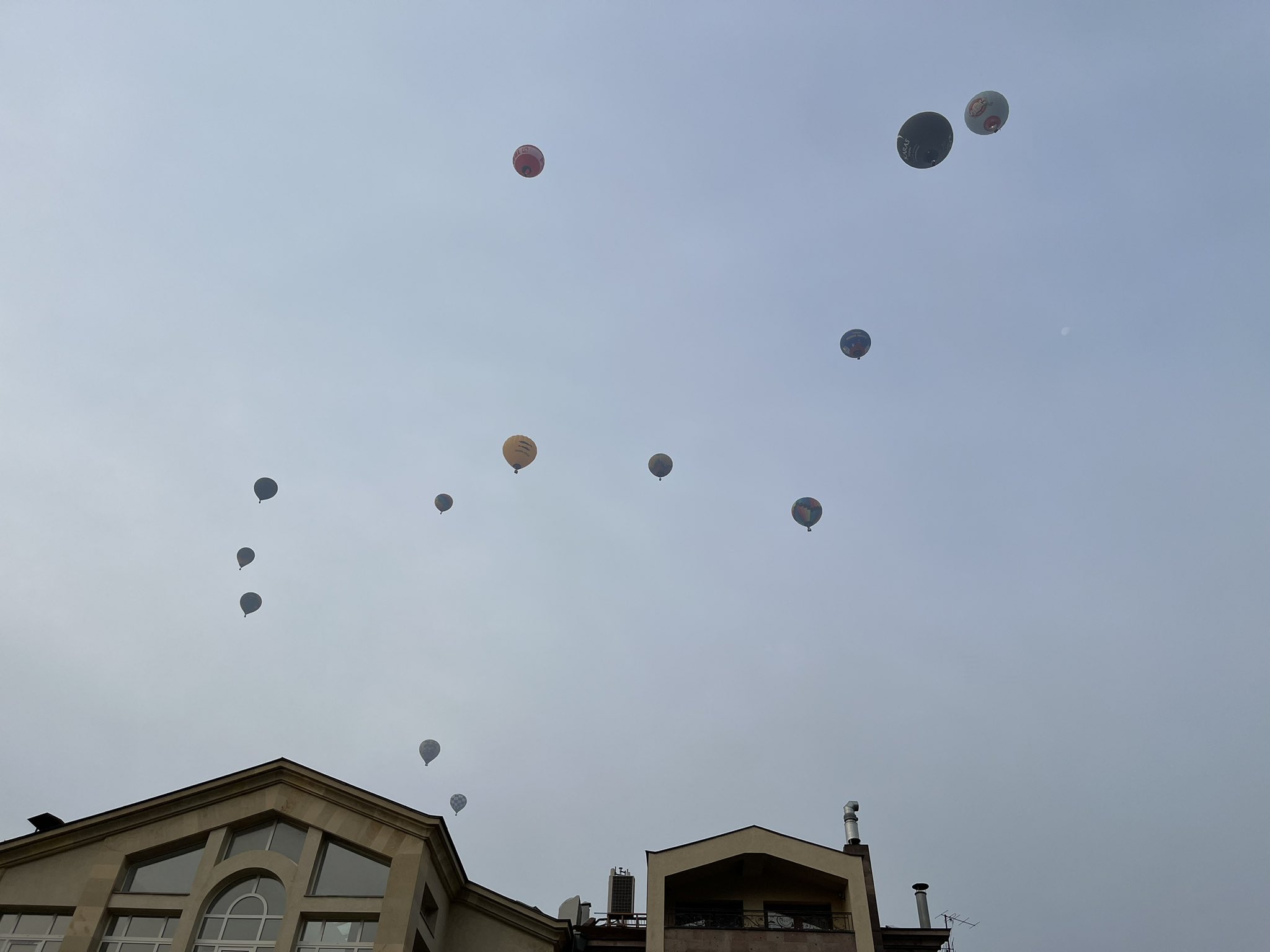 Հիմա վերևում՝ Երևանում. Հայաստանում Նիդերլանդների դեսպանը հիացել է օդագնացության փառատոնի շրջանակում երկնքում հայտնված օդապարիկներով