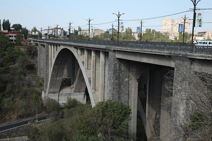 Կիևյան կամրջից քաղաքացի է նետվել