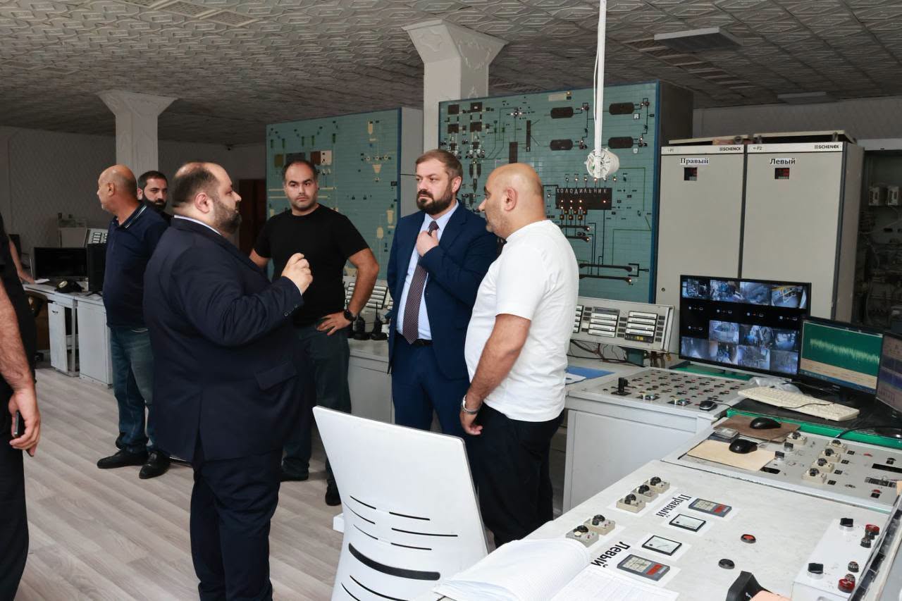 «Արարատցեմենտը» պետք է շարունակի անխափան աշխատանքը․ էկոնոմիկայի նախարարն այցելել է գործարան