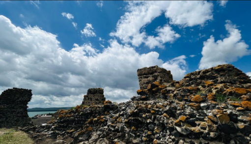 «Բերդկունք» ամրոցի պարսպապատից դուրս հայտնաբերվել են 13-րդ դարի նետասլաք, կավանոթների բեկորներ