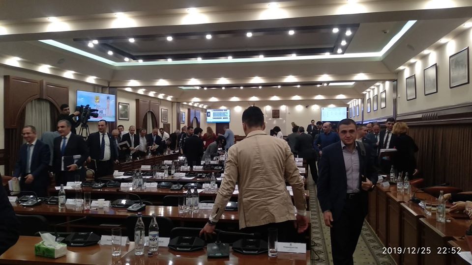 Ավագանու՝ 11 ժամ, 52 րոպե տևողությամբ նիստն ավարտվեց 