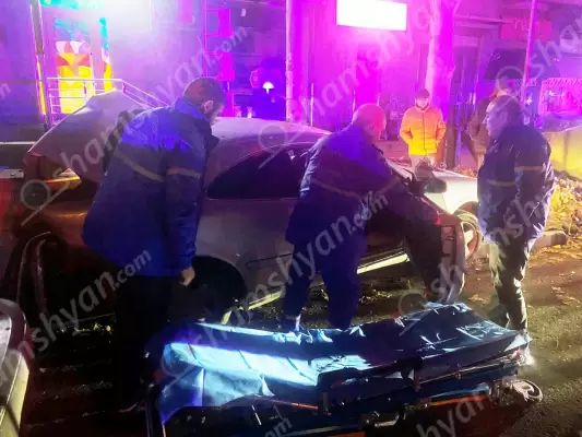 Խոշոր ավտովթար Երևանում. Mercedes-ը Փակ շուկայի մոտ բախվել է պատնեշին ու աղբամաններին. կան վիրավորներ