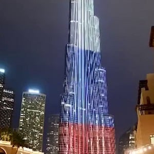 «Бурдж-Халифу» в Дубае подсветили в цвета флага РФ в знак солидарности в связи с терактом в «Крокусе»