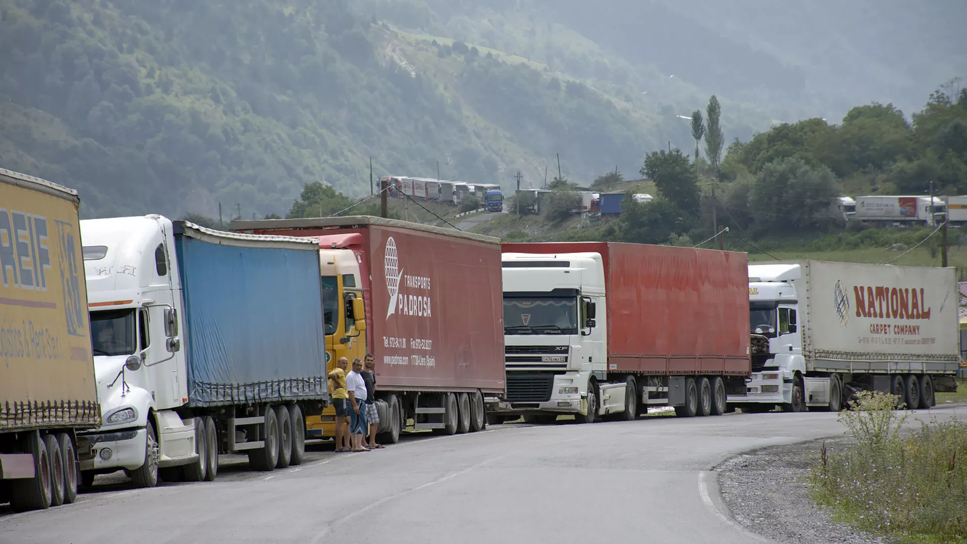 Սպասում ենք վրացական կողմի պարզաբանմանը. Պապոյանը` Կոբիում մնացած բեռնատարների մասին