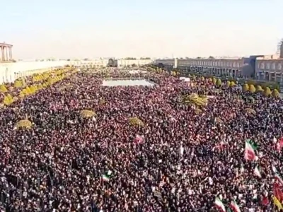 Тысячи скорбящих собрались в Исфахане, чтобы почтить память аятоллы Хаменеи