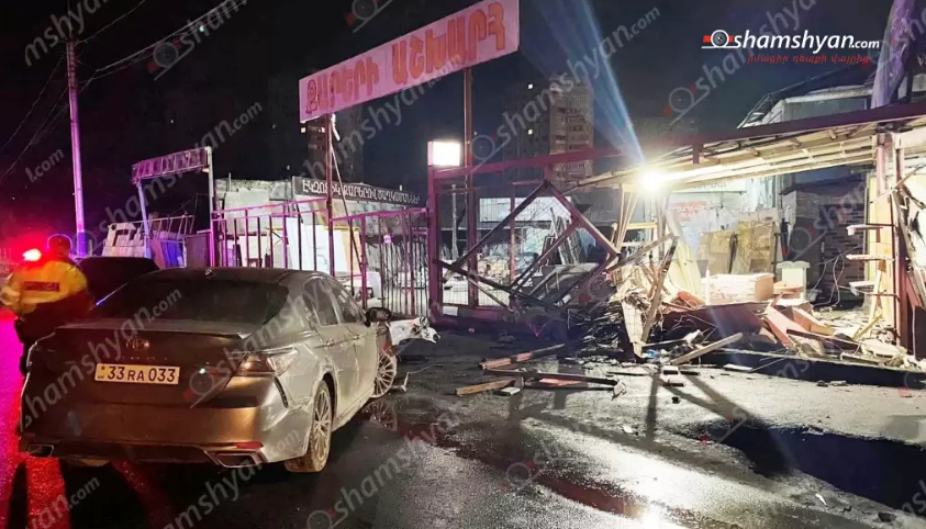 21-ամյա վարորդը Երևանում Toyota-ով կոտրել է խանութի երկաթե պարիսպն ու քարե սալիկների ցուցատախտակները․ կա վիրավոր