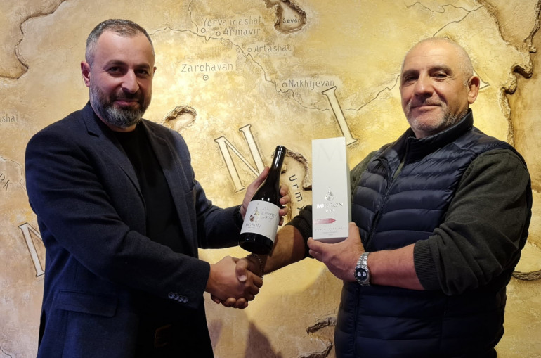«Մեյրոն» գինիների առաջին շիշը վաճառվեց աճուրդում. գումարը փոխանցվել է ՀԱԱՀ «Ոսկեհատի խաղողագինեգործության գիտական կենտրոն»-ին