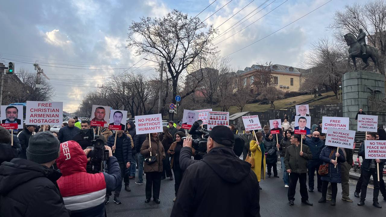 «Ազատություն հայ պատանդներին». Վենսը ակցիայի վանկարկումների ներքո մտավ Բաղրամյան 26