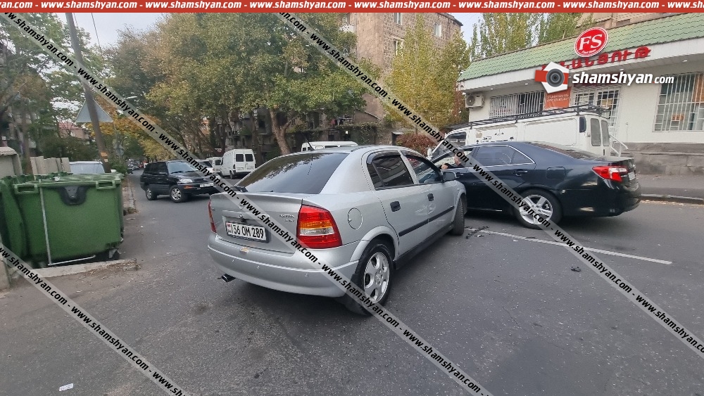Երևանում բախվել են Opel-ն ու Peugeot-ն․ վարորդներին առաջինն օգնության են հասել հարակից խանութի աշխատակիցները