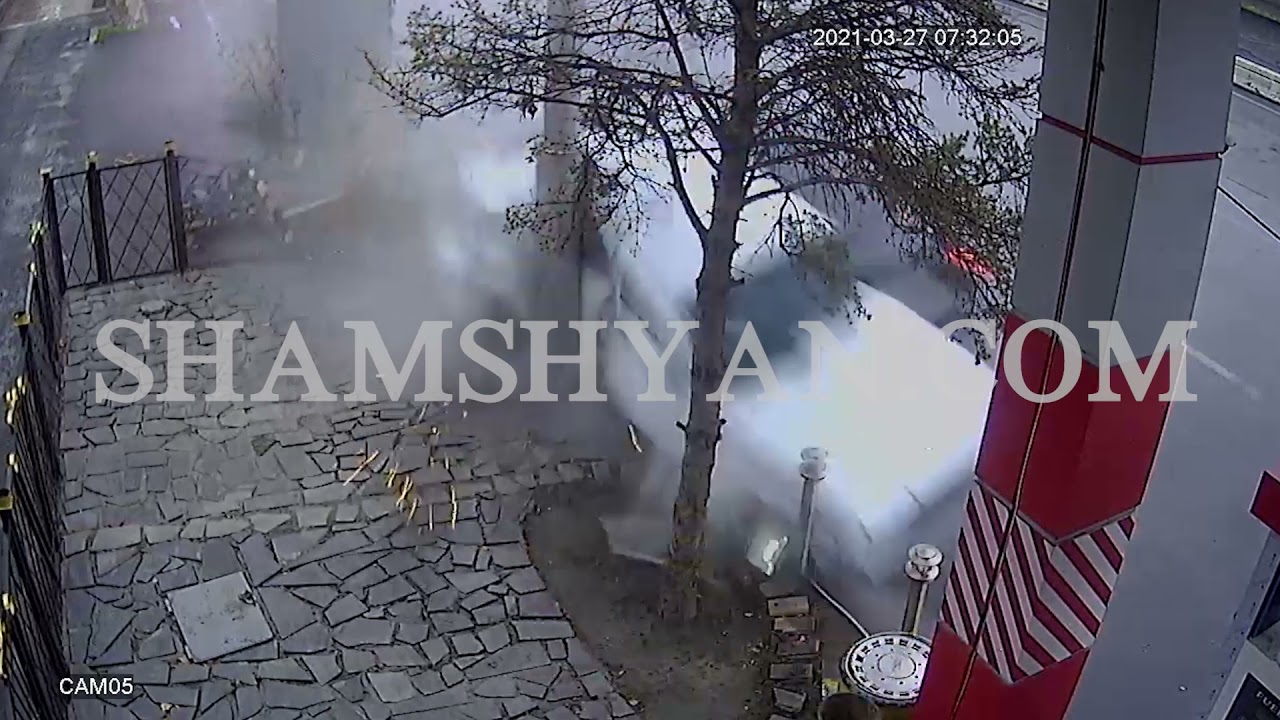 Ինչպես է Երևանում BMW-ն բախվում բենզալցակայանի մոտ կայանված «07»-ին, վերջինս էլ կողաշրջվում է (տեսանյութ)