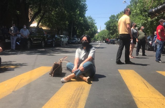«Բարգավաճ Հայաստան»-ի պատգամավորները փողոց են փակել (լուսանկարներ)