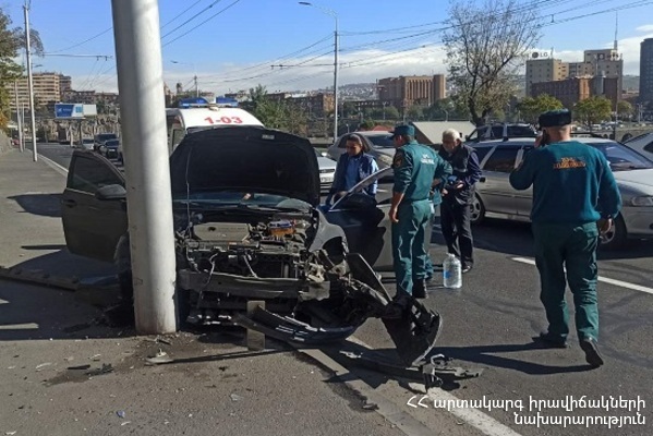 Իսակովի պողոտայում « Mazda 6»-ը բախվել է սյանը. Վարորդը վիրավոր է