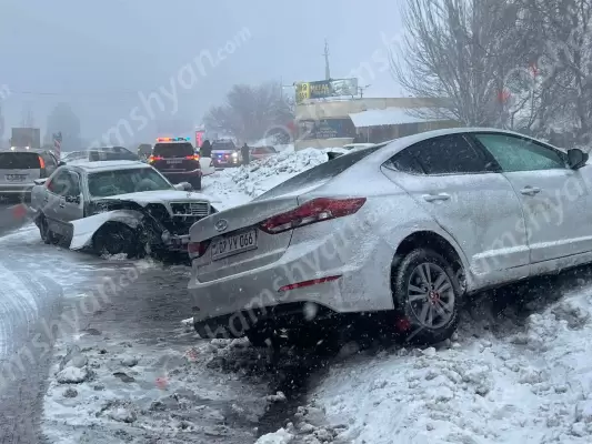 Հրազդանի «Գայի պոստ»-ի մոտ բախվել են «Mercedes»-ը, «Լադա»-ն և «Hyundai Elantra»-ն․ վերջինը հայտնվել է ձնակույտերի մեջ