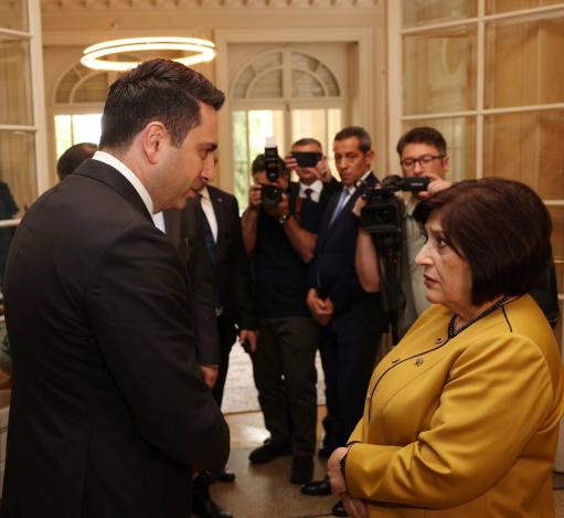 Ալեն Սիմոնյանն այսօր կարճ առանձնազրույց է ունեցել Ադրբեջանի Միլլի Մեջլիսի նախագահի հետ