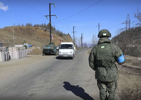 Миротворцы РФ за сутки обеспечили безопасный въезд более 500 машин в Карабах и обратно