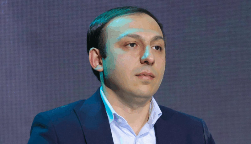 Այդ ո՞ր անարժանների մասին է խոսքը, իրենք իրե՞նց են անարժան համարում, թե մյուս սրբազաններին