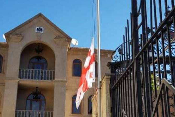 Վրաստանի դեսպանությունում իջեցվել է պետական դրոշը՝ ի հիշատակ ավտովթարի հետևանքով զոհվածների