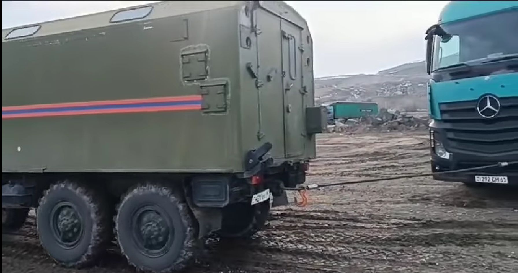 Փրկարարներն արգելափակումից դուրս են բերել երկու բեռնատար (տեսանյութ)
