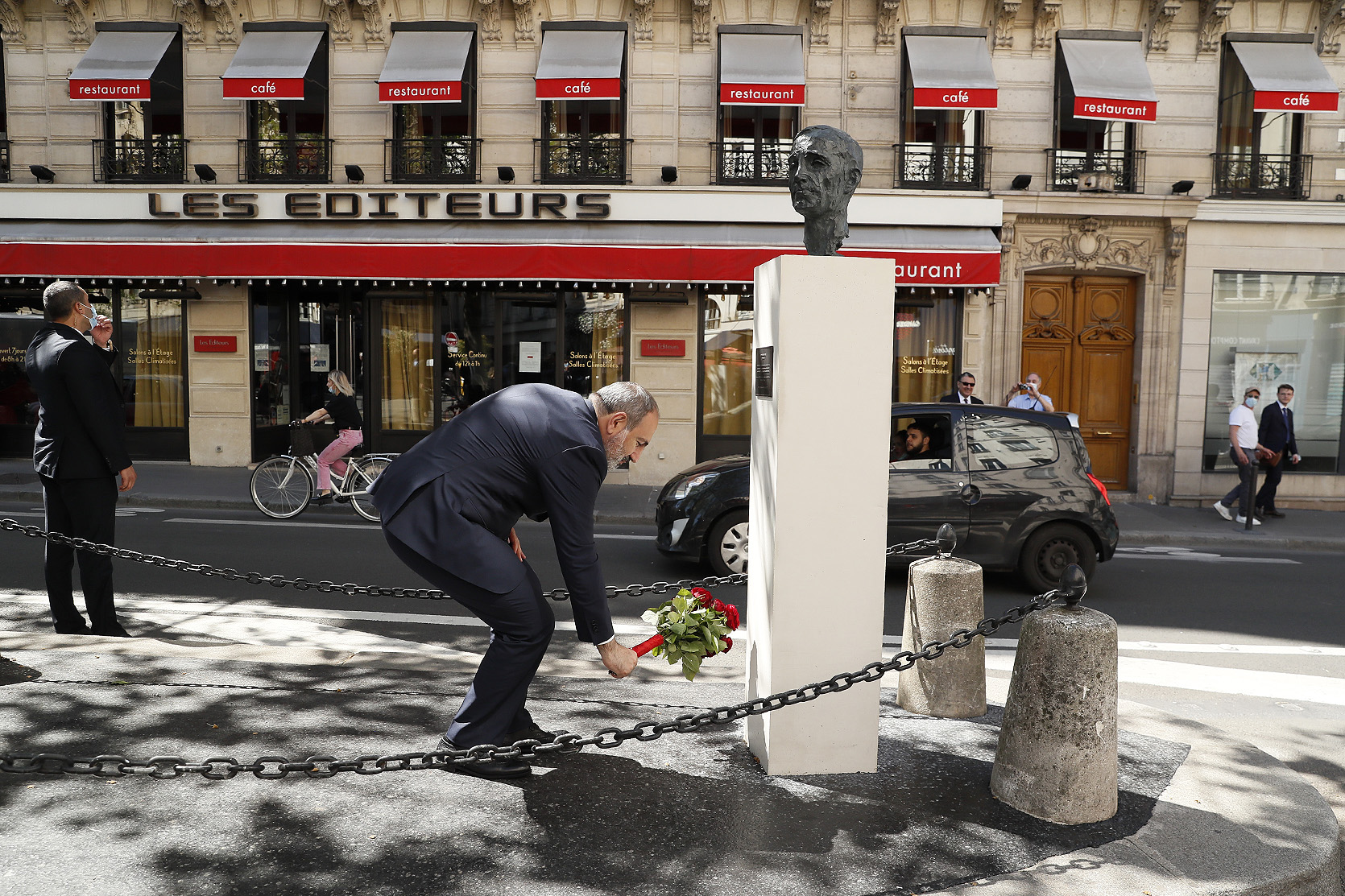 Փաշինյանը Փարիզում ծաղիկներ է խոնարհել Ազնավուրի կիսանդրու առաջ