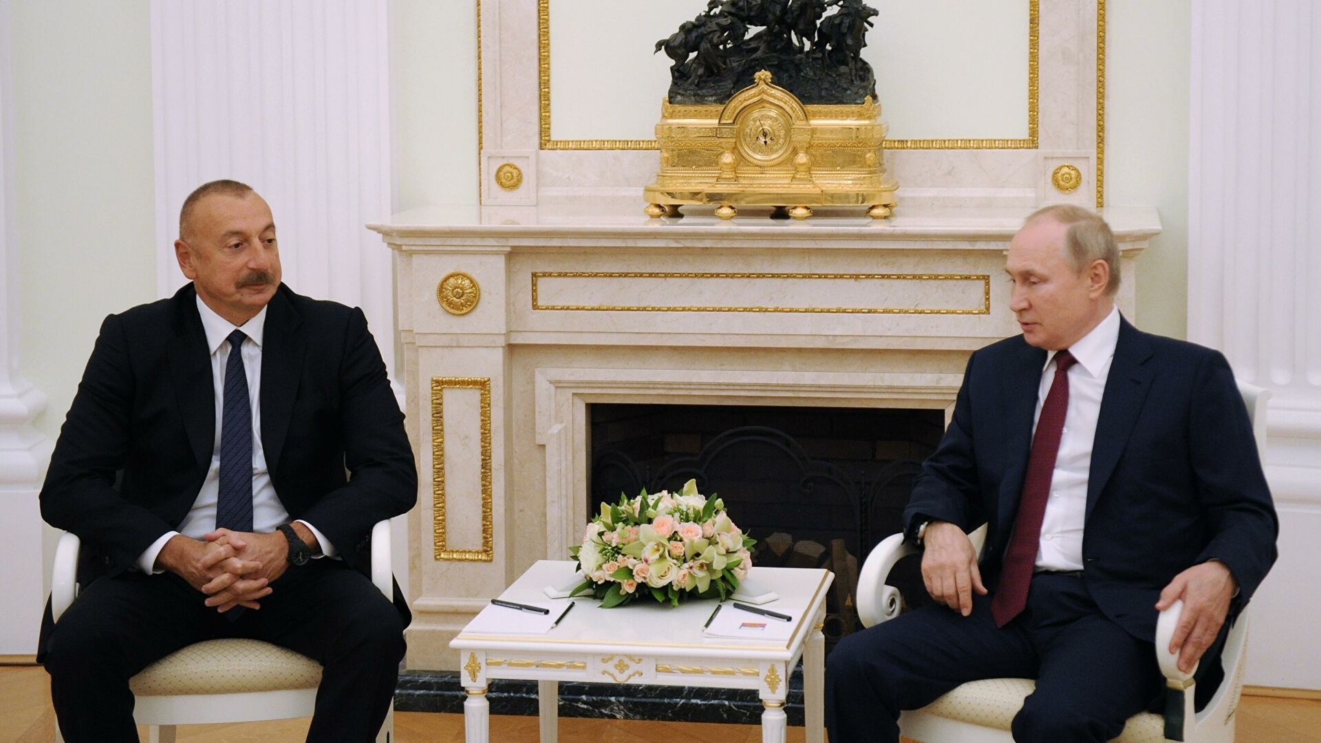 Россия поддерживает суверенитет бывших советских республик, ситуация с Украиной является исключением из-за внешнего влияния на эту страну: Путин на встрече с Алиевым