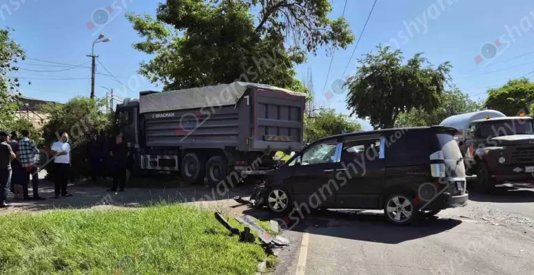 Ավտովթար Երևանում. բախվել են «SHACMAN» բեռնատարն ու «Toyota»-ն. կան վիրավորներ
