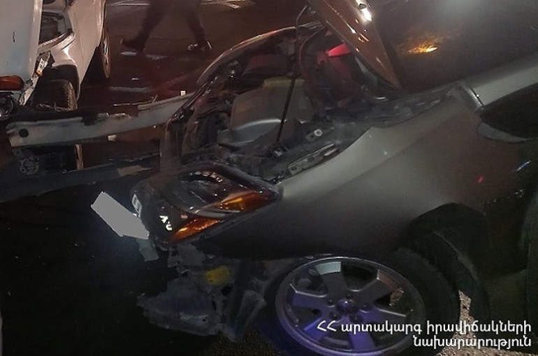 Երևանում բախվել են «VAZ-2121»-ը և «Toyota Prius»-ը․ կա տուժած