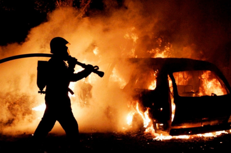Երևանի Ազատության պողոտայում «BMW» -ն ամբողջությամբ այրվել է, կա տուժած