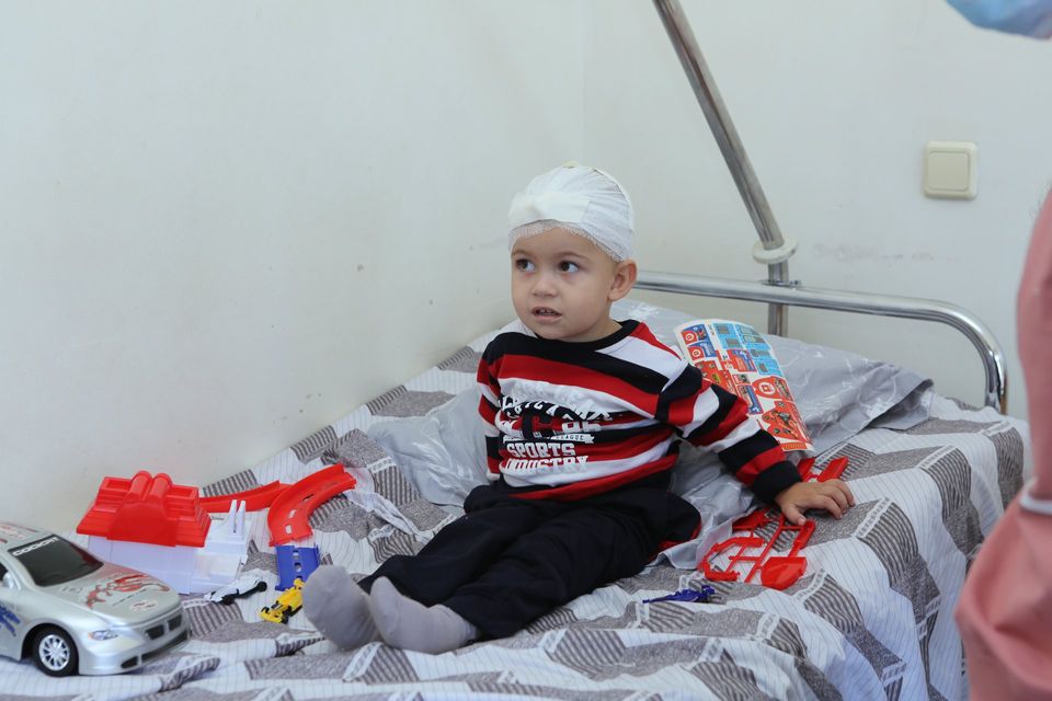 ՅՈՒՆԻՍԵՖ-ի, ՄԱԿ-ի ու ԱՆ-ի ներկայացուցիչներ այցելել են ՀՀ-ում և ԼՂ-ում վիրավորված երեխաներին (լուսանկարներ)