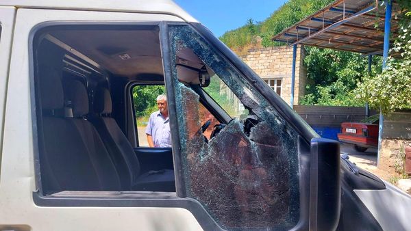 В результате выстрелов с азербайджанских позиций повреждена гражданская машина։ МВД Арцаха