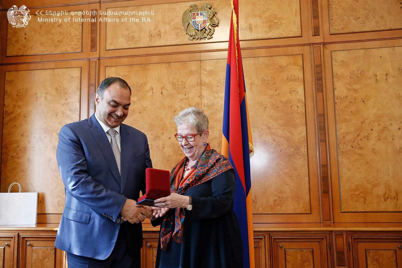 Глава МВД Армении наградил главу делегации ЕС Андреа Викторин медалью «За укрепление сотрудничества»