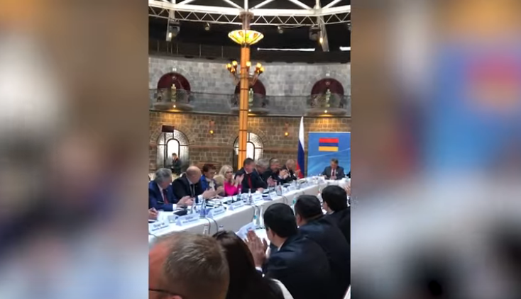 Ռուս պատգամավորը երգում է Գյումրիի Սեւ բերդ ամրոցում