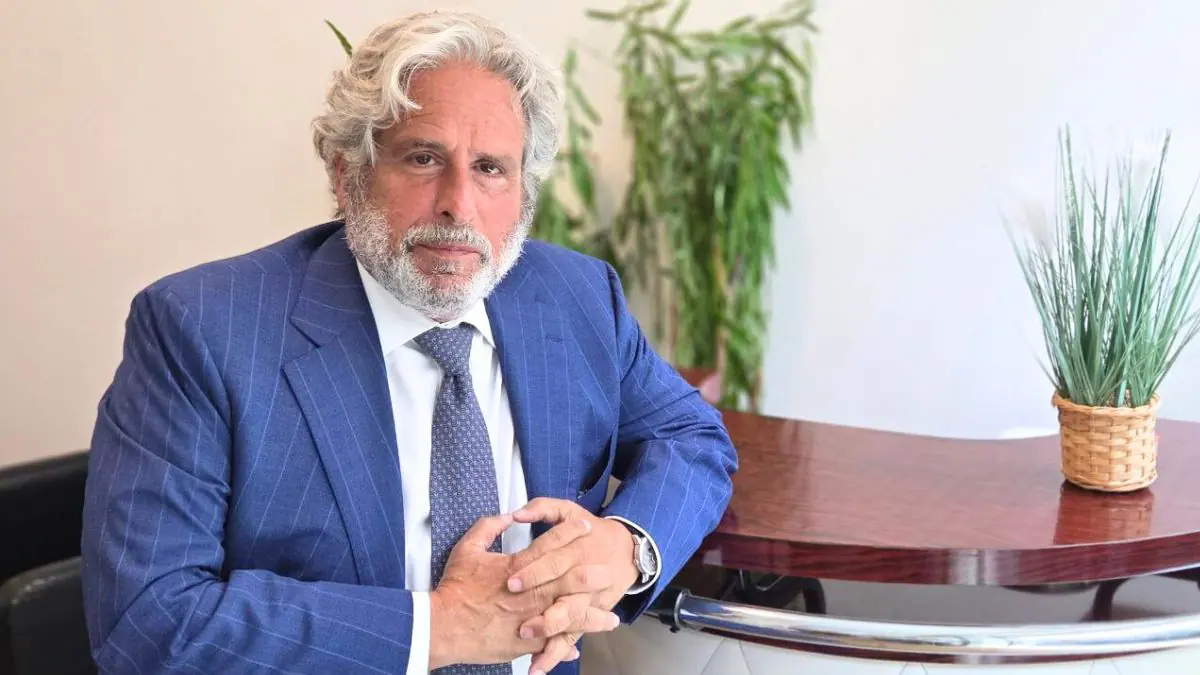 Եկեղեցու պաշտպանության համար շտապ այցով Հայաստան է ժամանել հայտնի իրավաբան Ռոբերտ Ամստերդամը