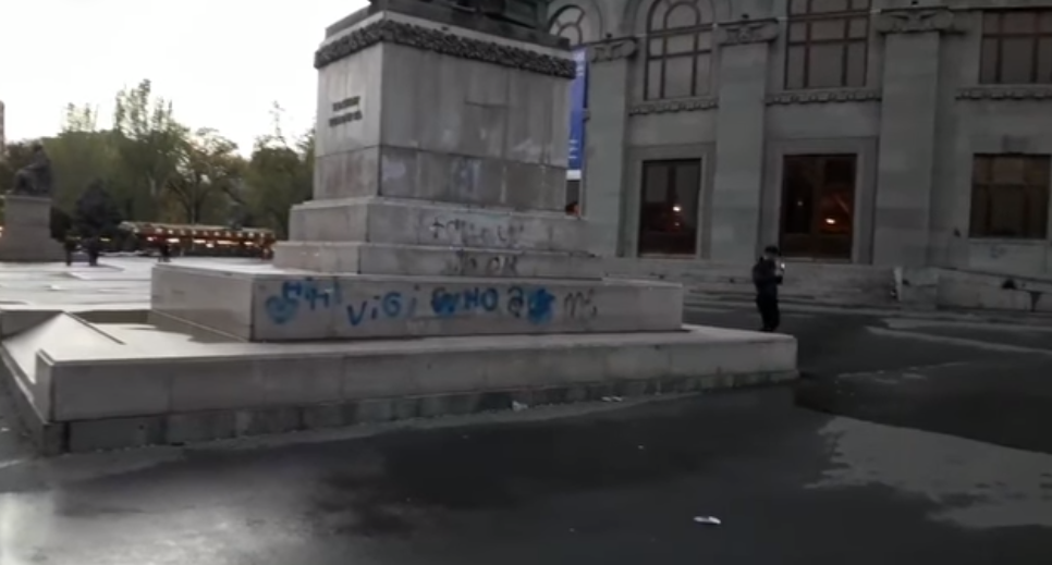 Անհայտ անձինք կապույտ գույնով ներկել են Ալեքսանդր Սպենդիարյանի՝ Օպերայի բակում գտնվող արձանը (տեսանյութ)