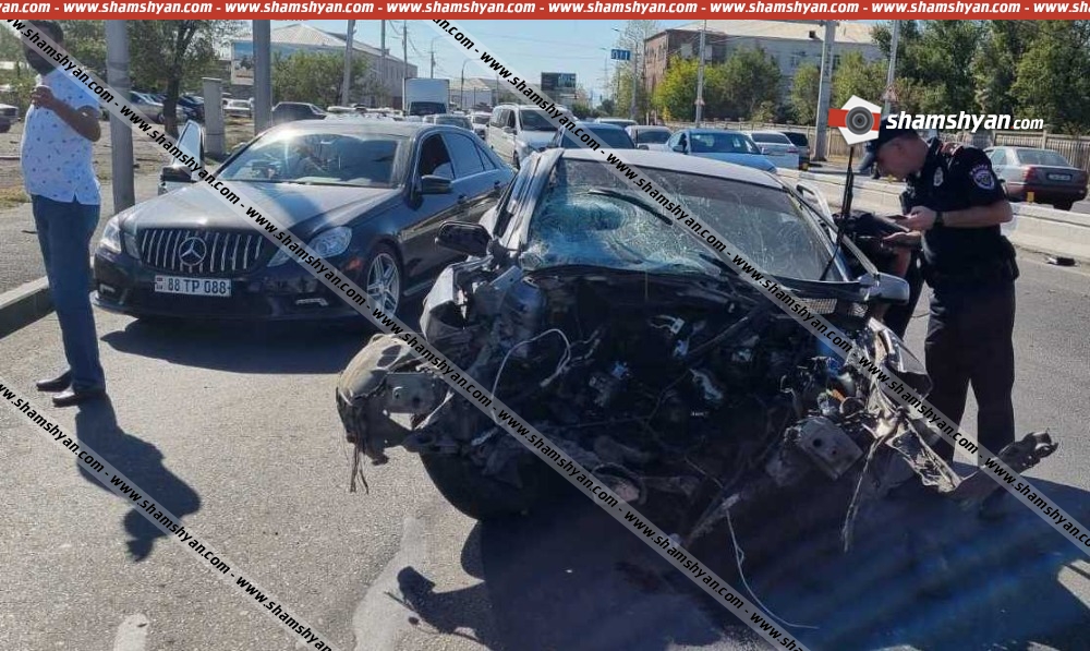 Իսակովի պողոտայում Opel-ը բախվել է գովազդային վահանակին.  մեքենայի շարժիչն ու գազաբալոնը պոկվել ու շպրտվել են