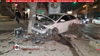 Ավտովթար՝ Երևանում. բախվել են Ford Focus-ն ու Toyota Vitz-ը, Ford-ն էլ տապալել է խաչմերուկը կարգավորող լուսակիրը