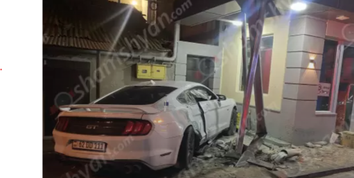 Ավտովթար՝ Երևանում․ իրանցին Ford Mustang-ով բախվել է շինության պատին ու երկաթե սյանը