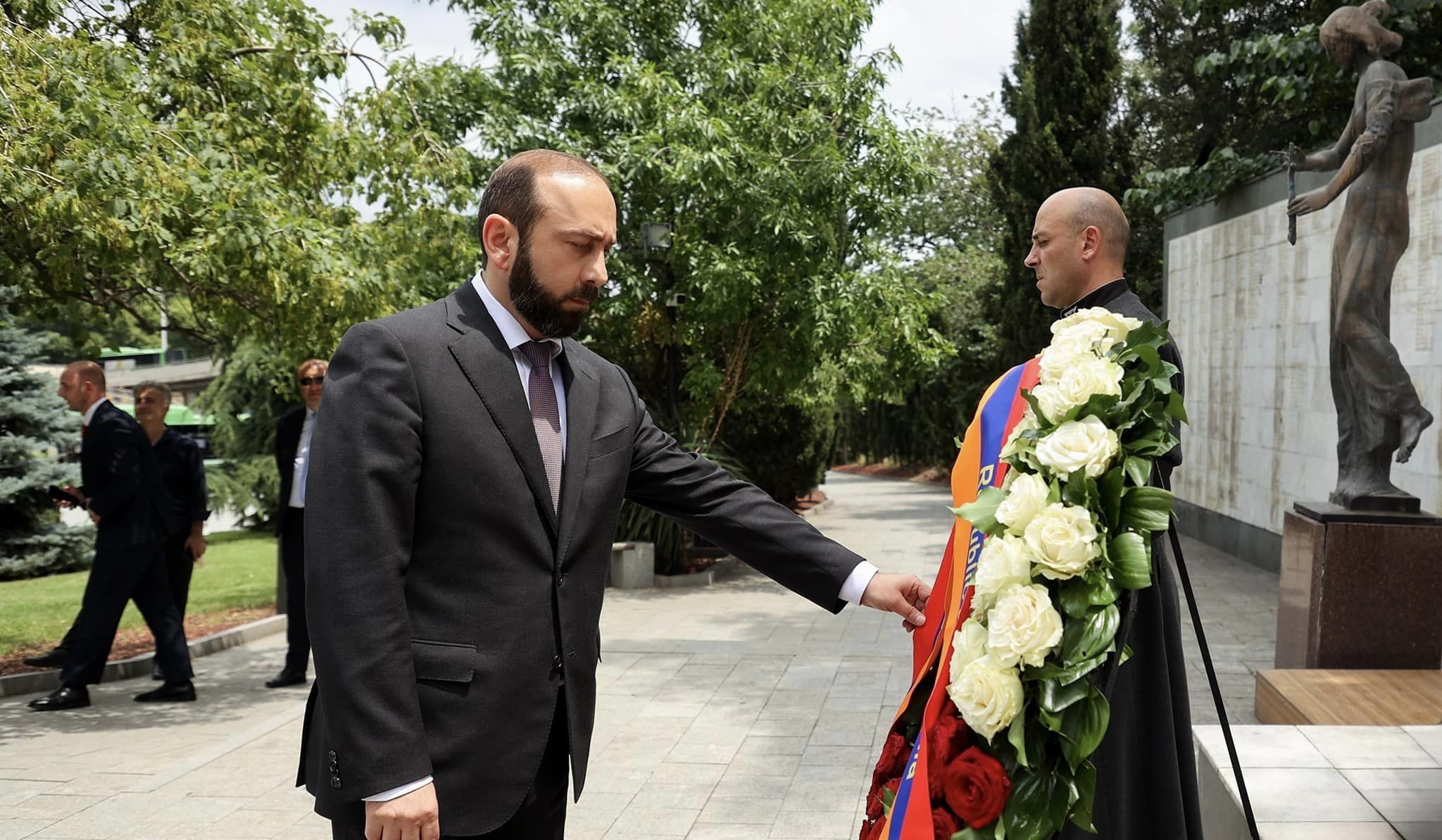 Արարատ Միրզոյանը Թբիլիսիում ծաղկեպսակ է զետեղել «Հերոսների հրապարակ» հուշահամալիրի մոտ