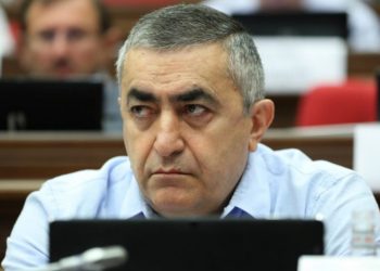Լևոն Քոչարյանն իրեն շատ կոռեկտ է պահել. կարելի՞ է ԱԺ-ում հայհոյել մարդու տոհմը. Ռուստամյան