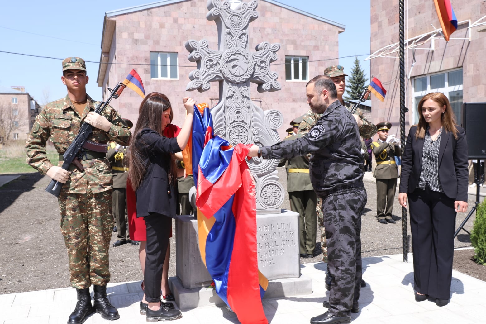 Գյումրիում բացվել է խաչքար՝ ի հիշատակ 44-օրյա պատերազմում զոհված Ռաֆիկ Սահակյանի
